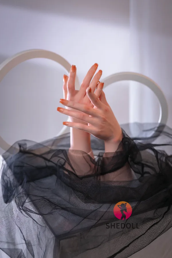 – Silicone 0.73kg/1.61lbs Sex Doll